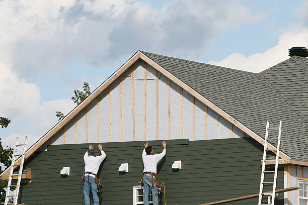 Professional Siding technician working in Laurel, FL